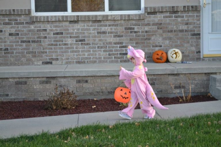 My Child has a Peanut Allergy! 8 Tips to make it through Halloween. www.herviewfromhome.com