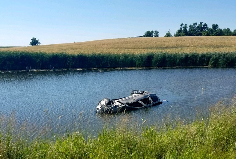 Everyday Heroes Rescue Three Children from Sinking SUV www.herviewfromhome.com