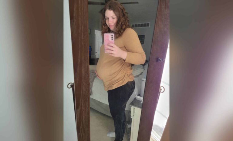 Pregnant woman, selfie, color photo