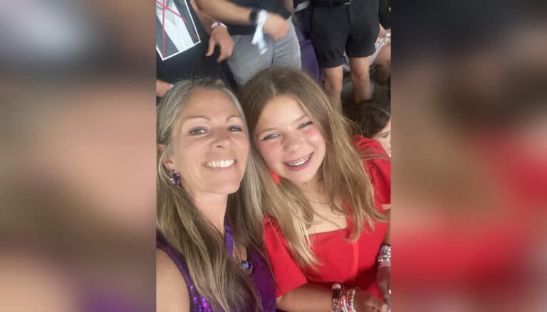 Mom and daughter selfie at Taylor Swift concert